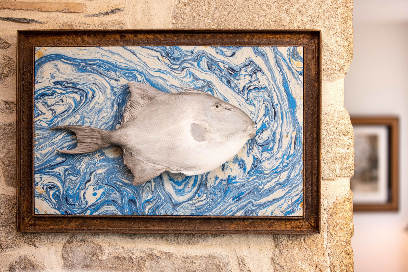 Tableau d'un poisson en céramique bleu