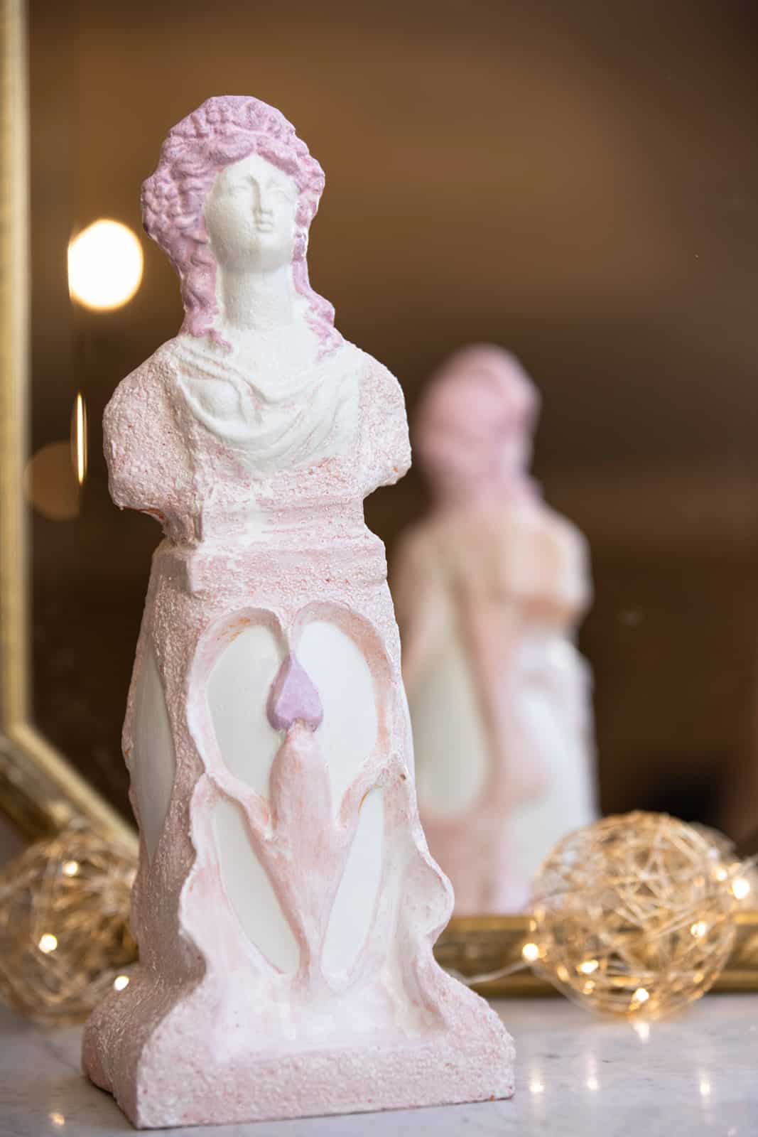Statuette en céramique rose